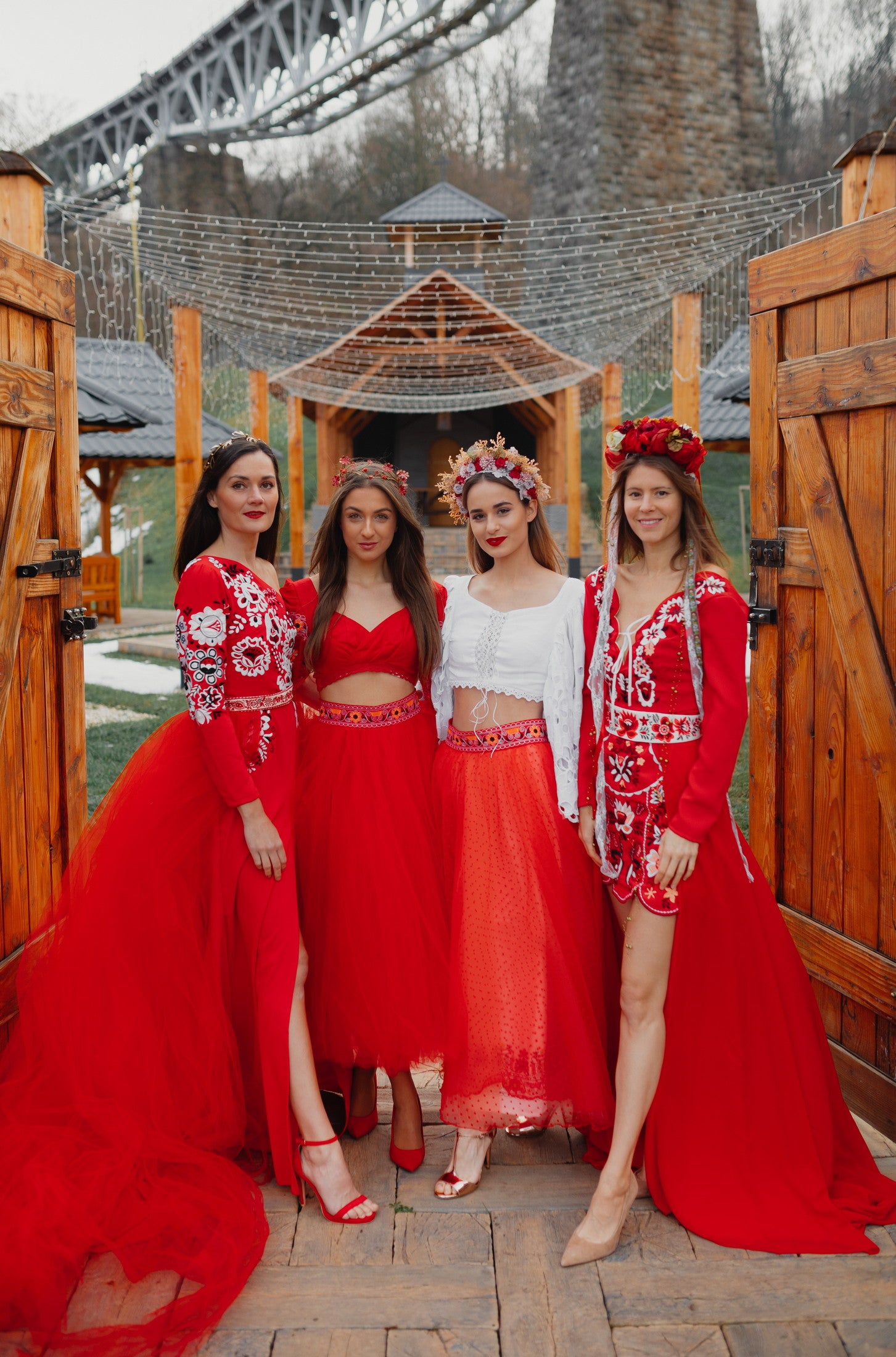 Červené vyšívané šaty Liptovská deva