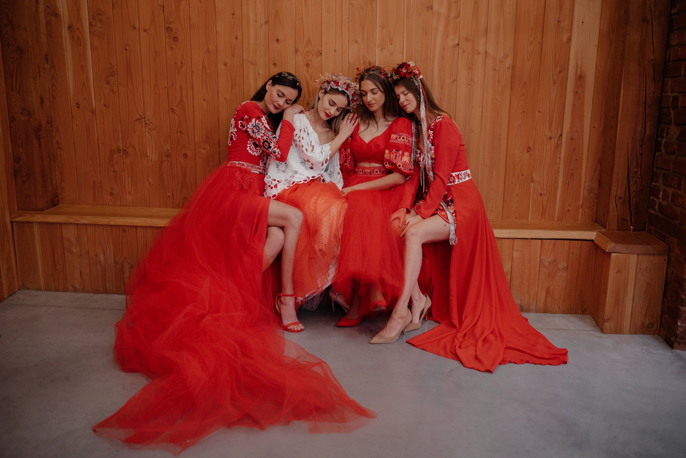 Červené vyšívané šaty Poľana