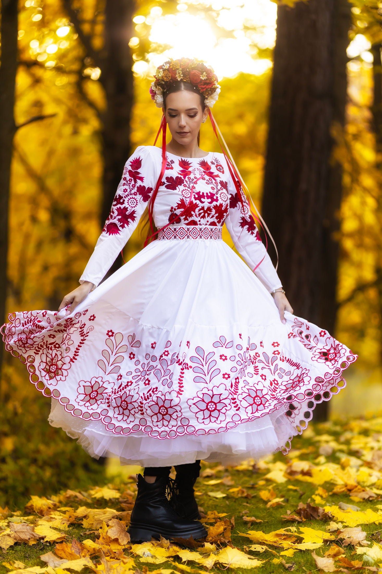 Vyšívané šaty Sága krásy