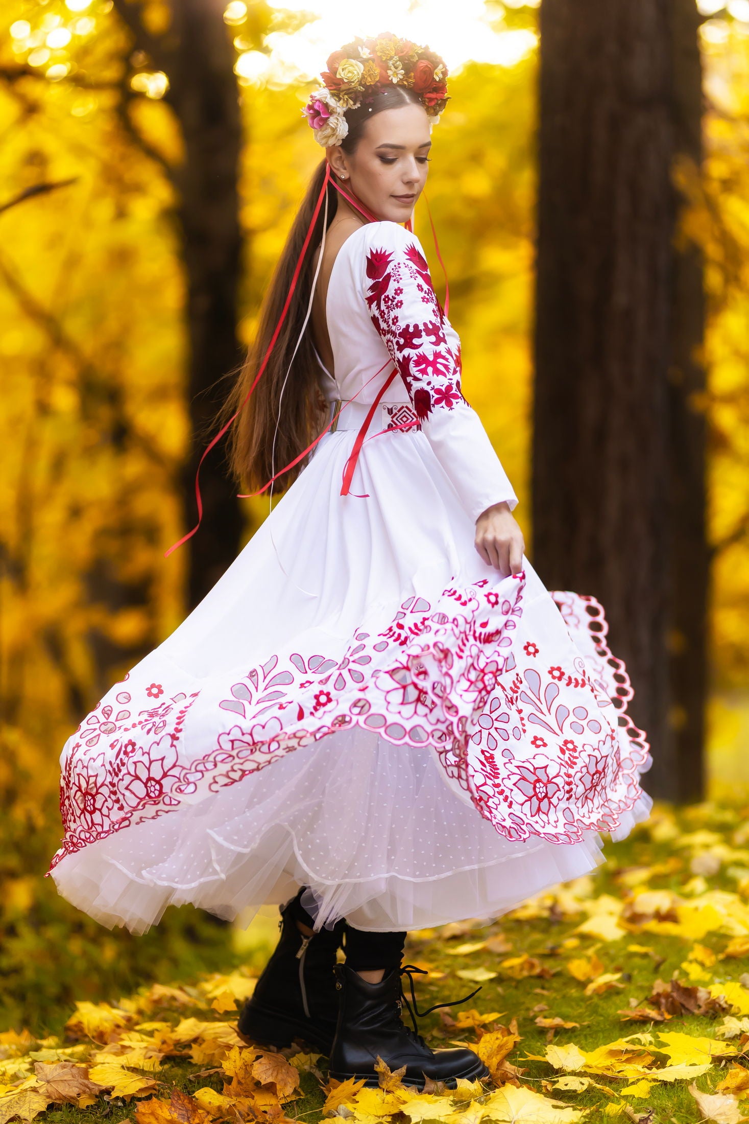 Vyšívané šaty Sága krásy