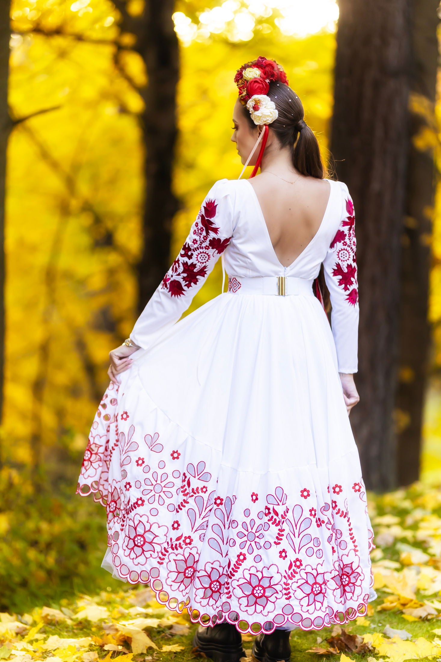 Vyšívané šaty Sága krásy