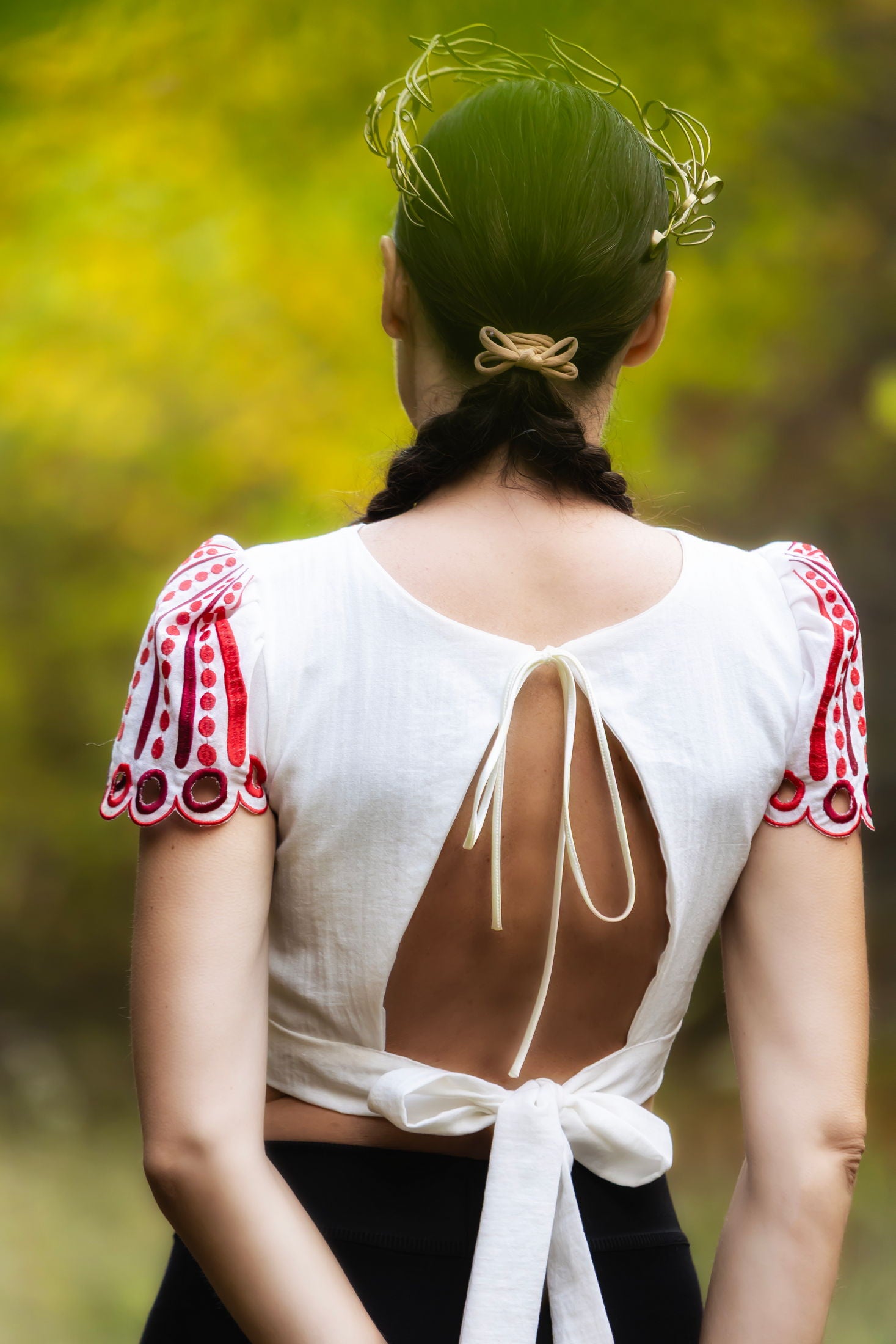 Biely crop top Pozdišovská karička