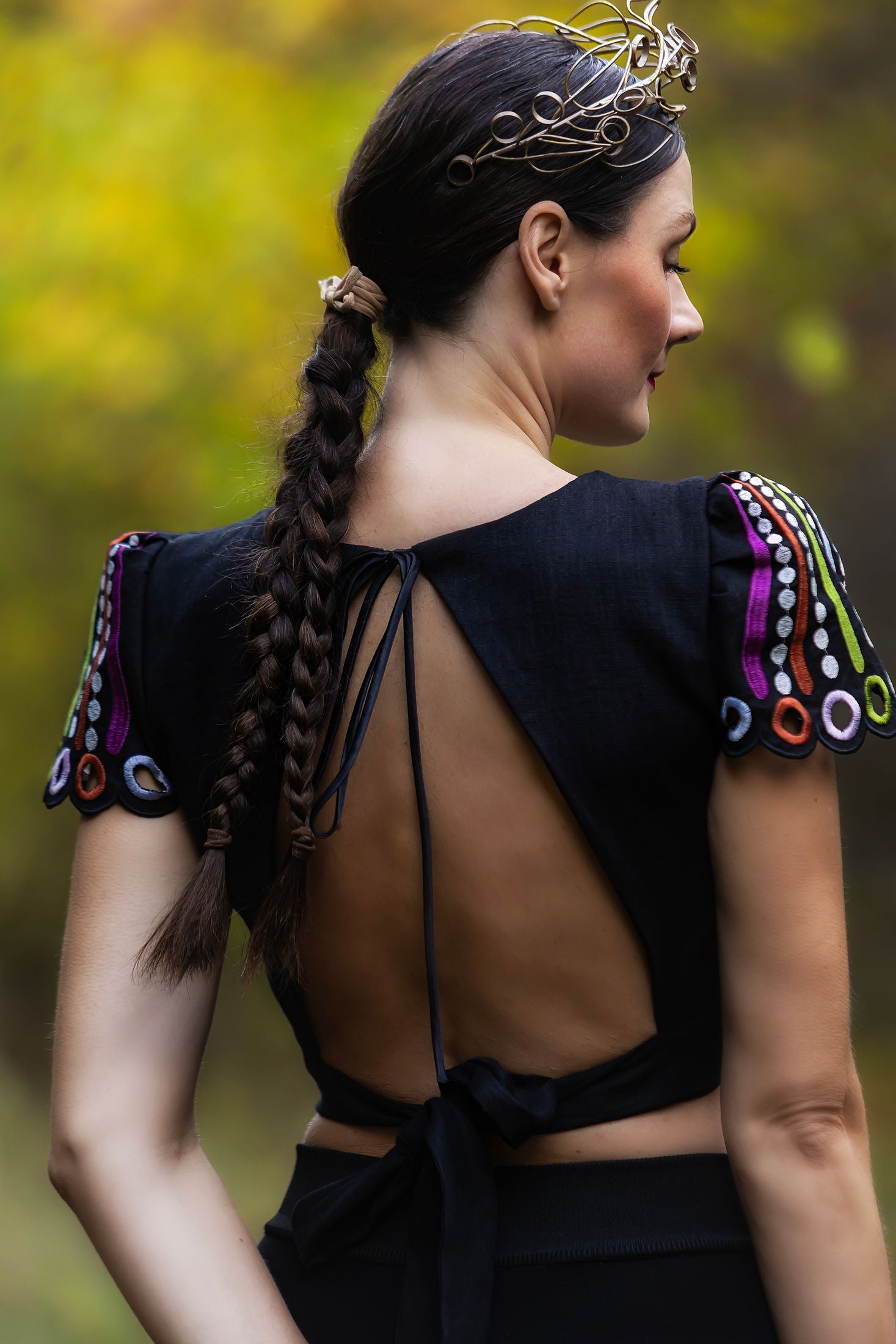 Čierny crop top Pozdišovská karička