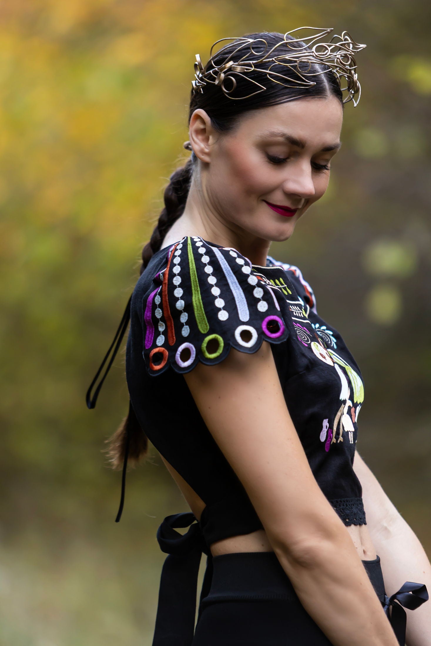 Čierny crop top Pozdišovská karička