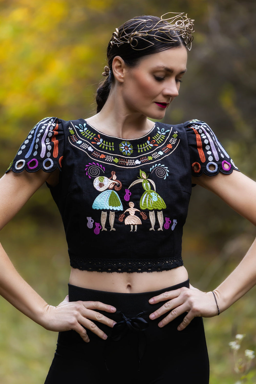 Čierny crop top Pozdišovská karička