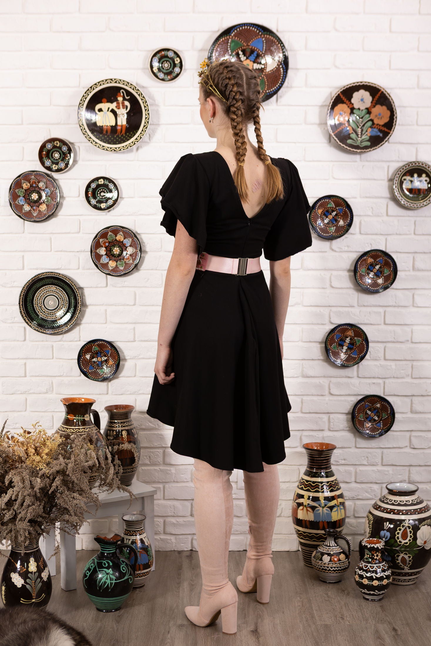 Čierne vyšívané šaty Pozdišovská karička