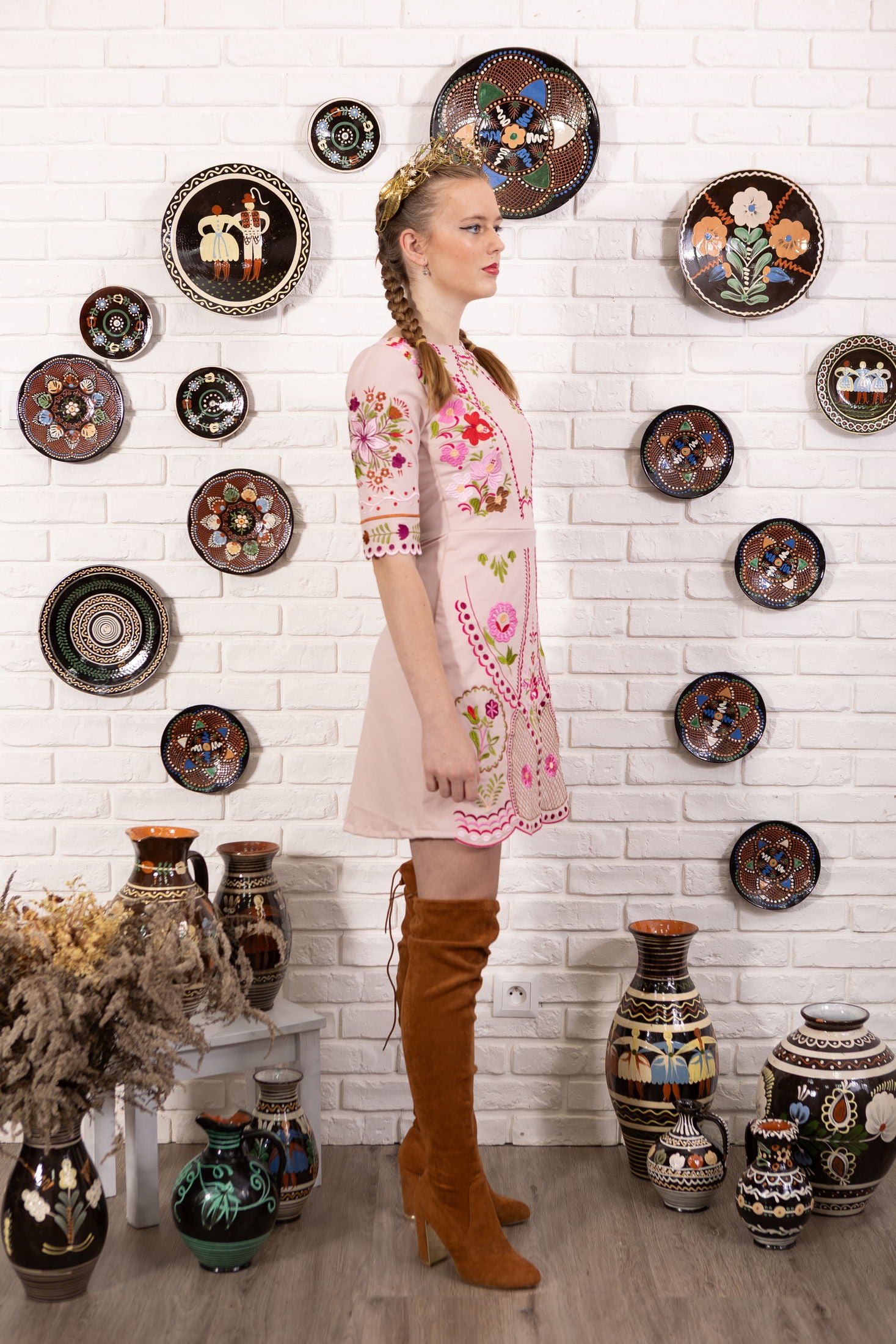 Ružové vyšívané šaty Pozdišovská karička