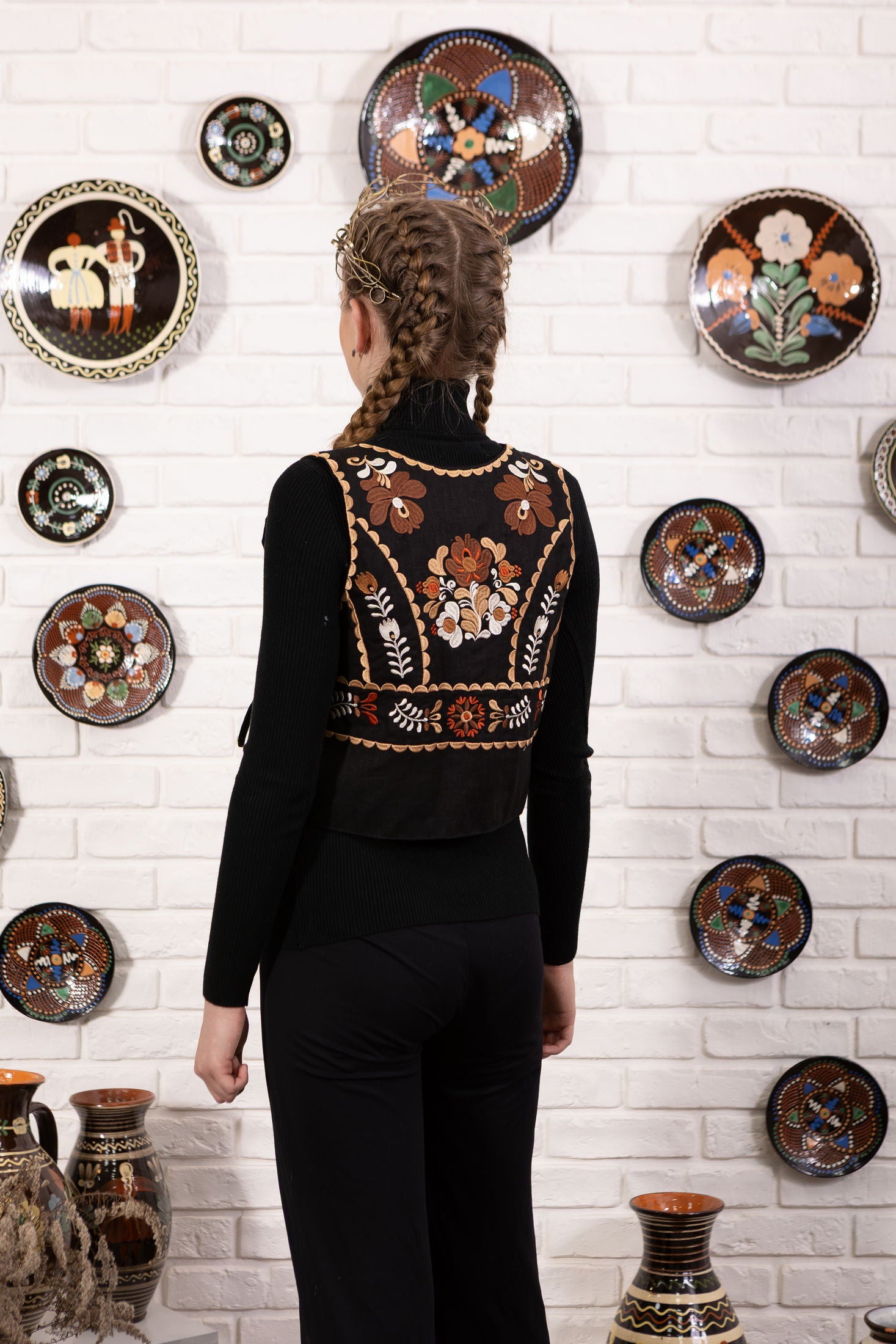 Čierna vyšívaná vesta Pozdišovská karička