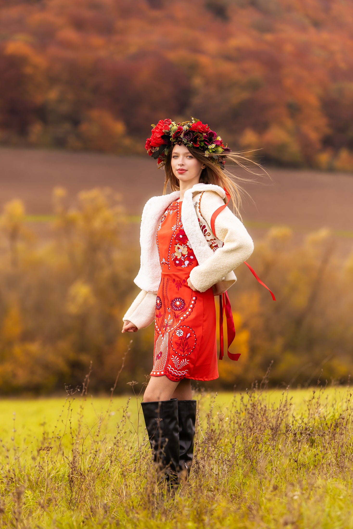 Červené vyšívané mini šaty Pozdišovská karička