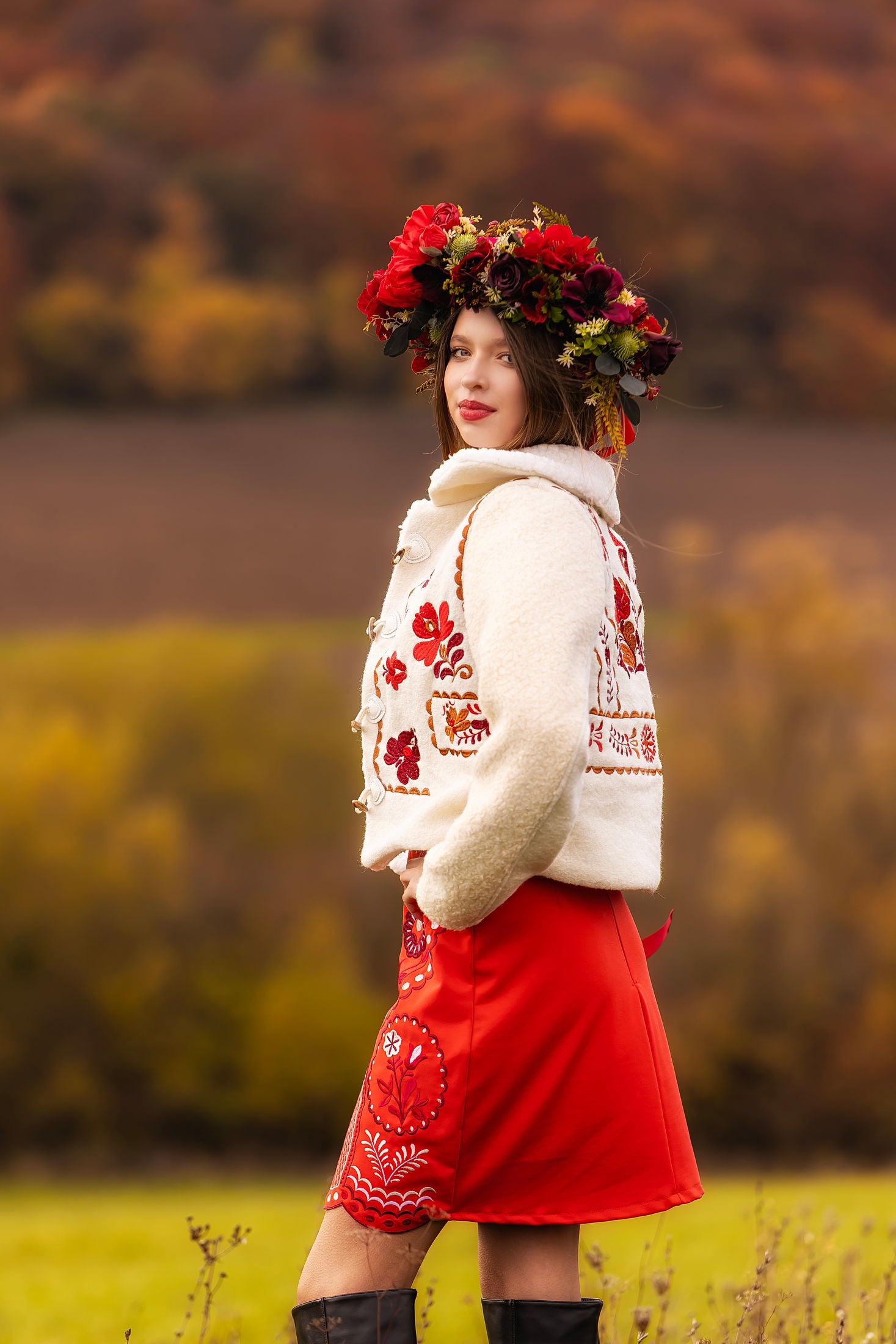 Červené vyšívané mini šaty Pozdišovská karička