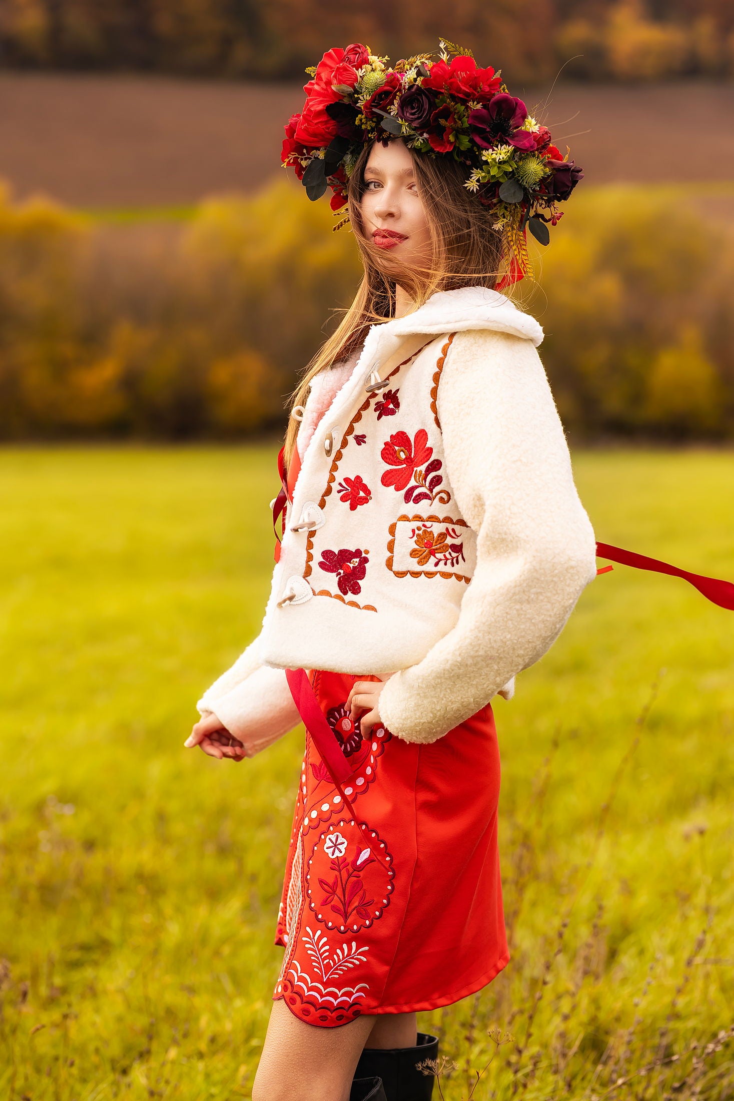 Červené vyšívané mini šaty Pozdišovská karička