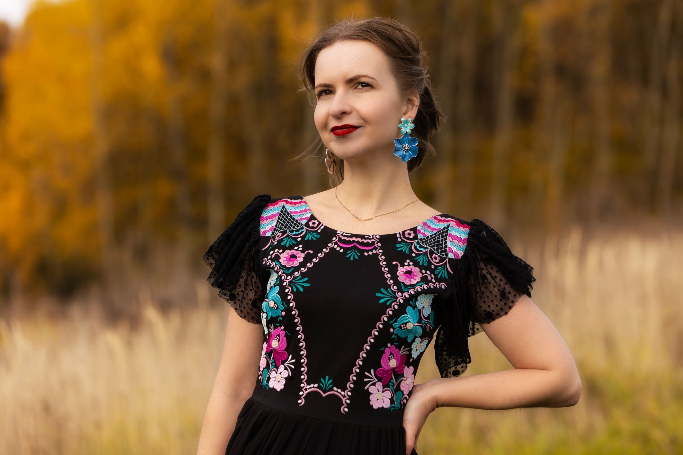 Čierne vyšívané šaty Pozdišovská karička