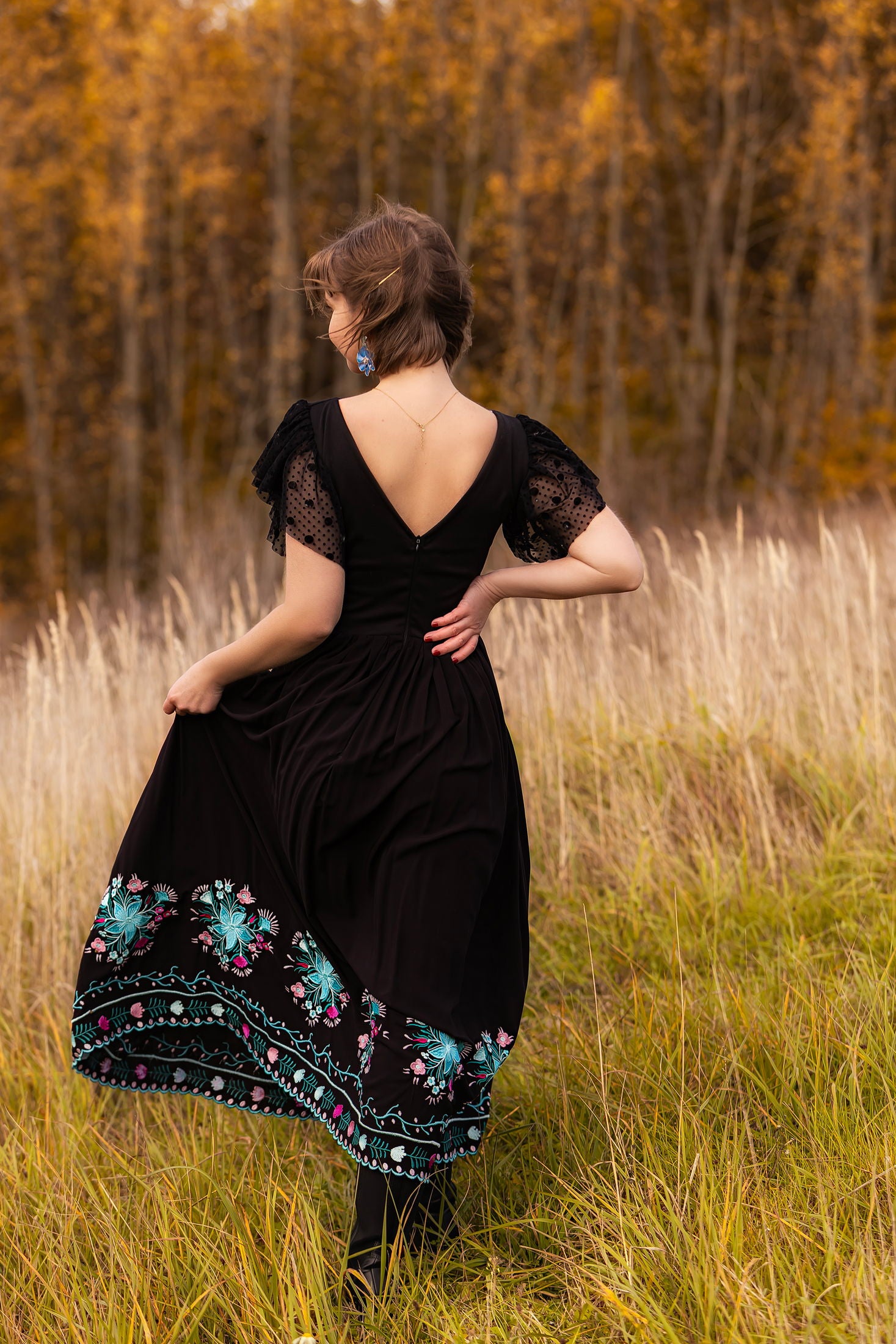 Čierne vyšívané šaty Pozdišovská karička