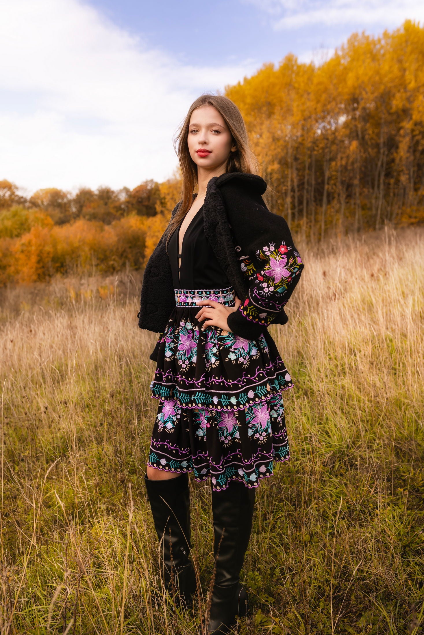 Čierne vyšívané šaty Pozdišovská karička