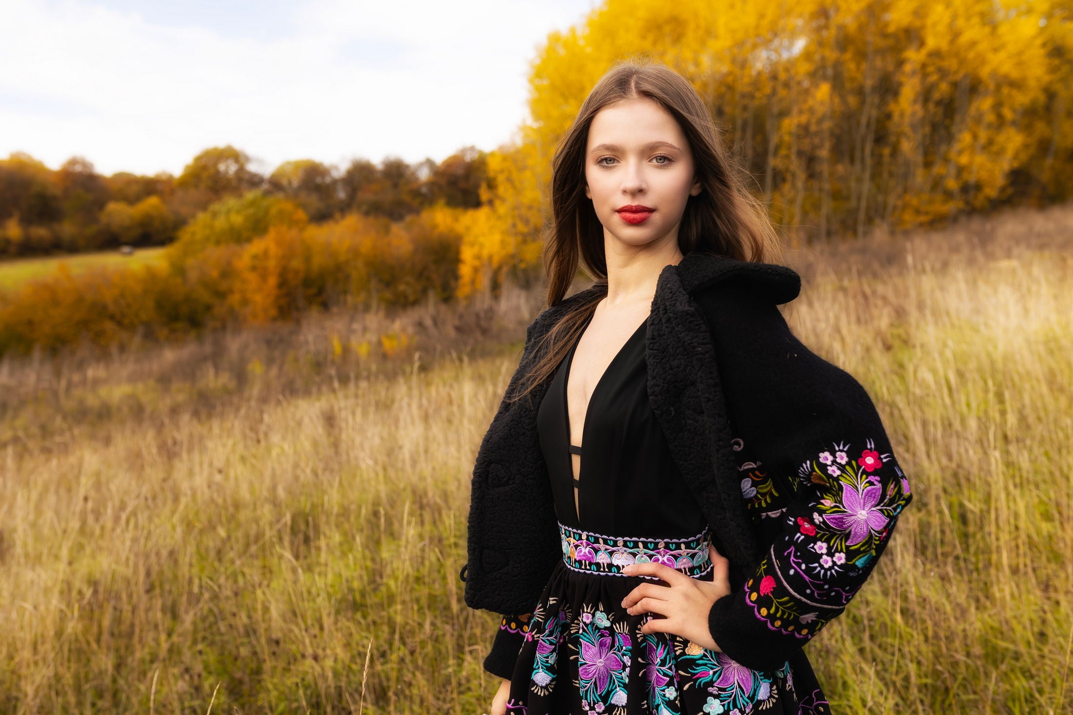 Čierne vyšívané šaty Pozdišovská karička