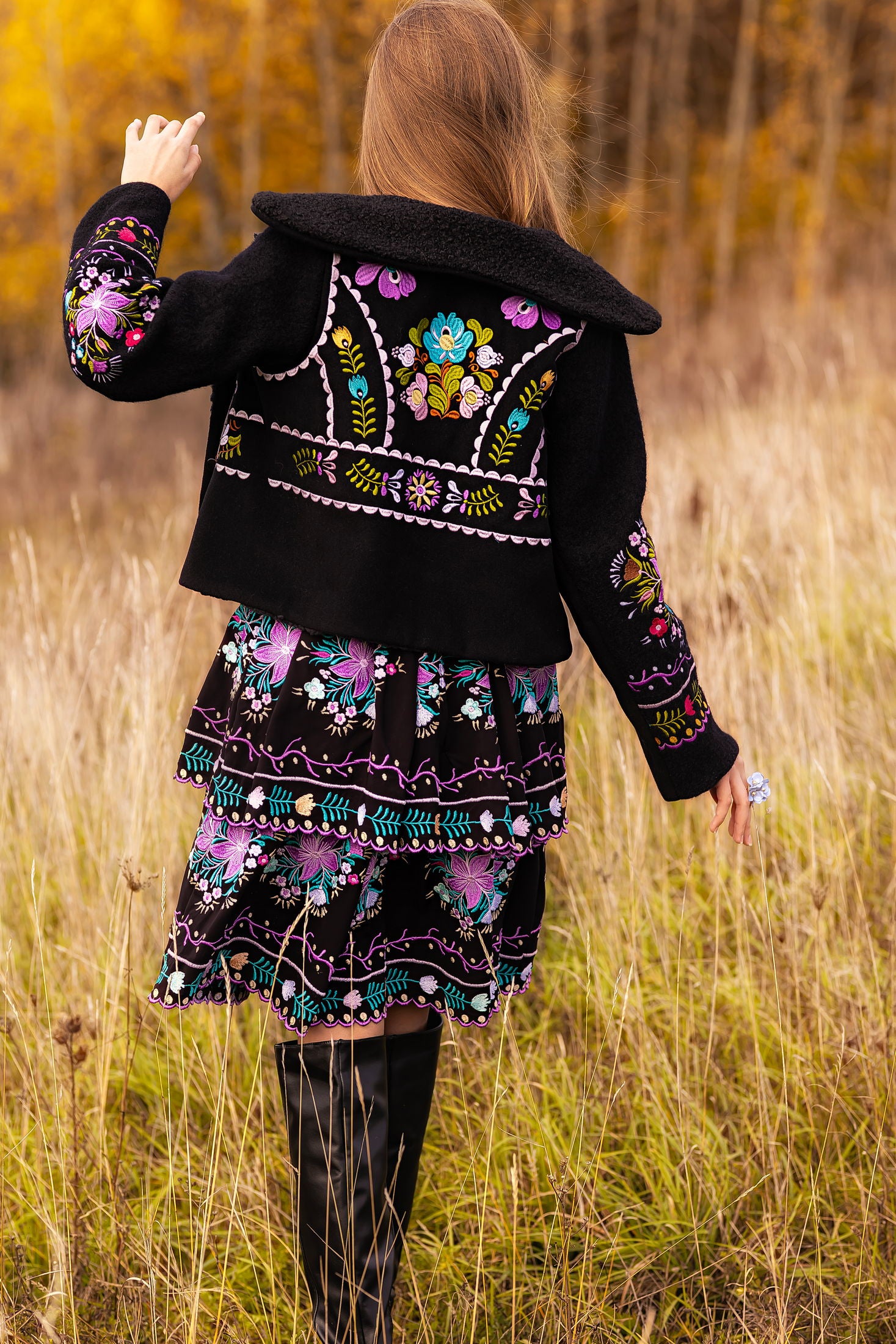 Čierne vyšívané šaty Pozdišovská karička