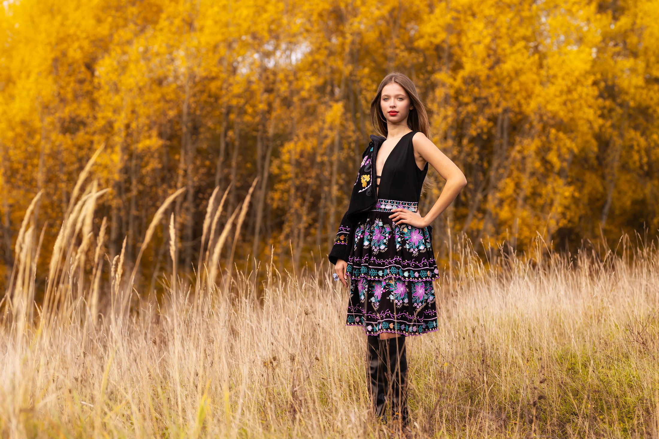 Čierne vyšívané šaty Pozdišovská karička