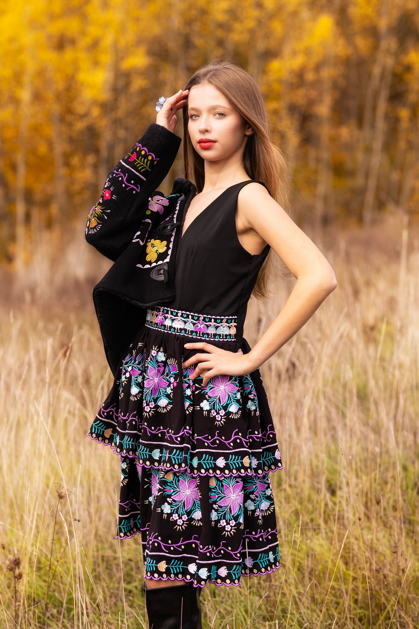 Čierne vyšívané šaty Pozdišovská karička