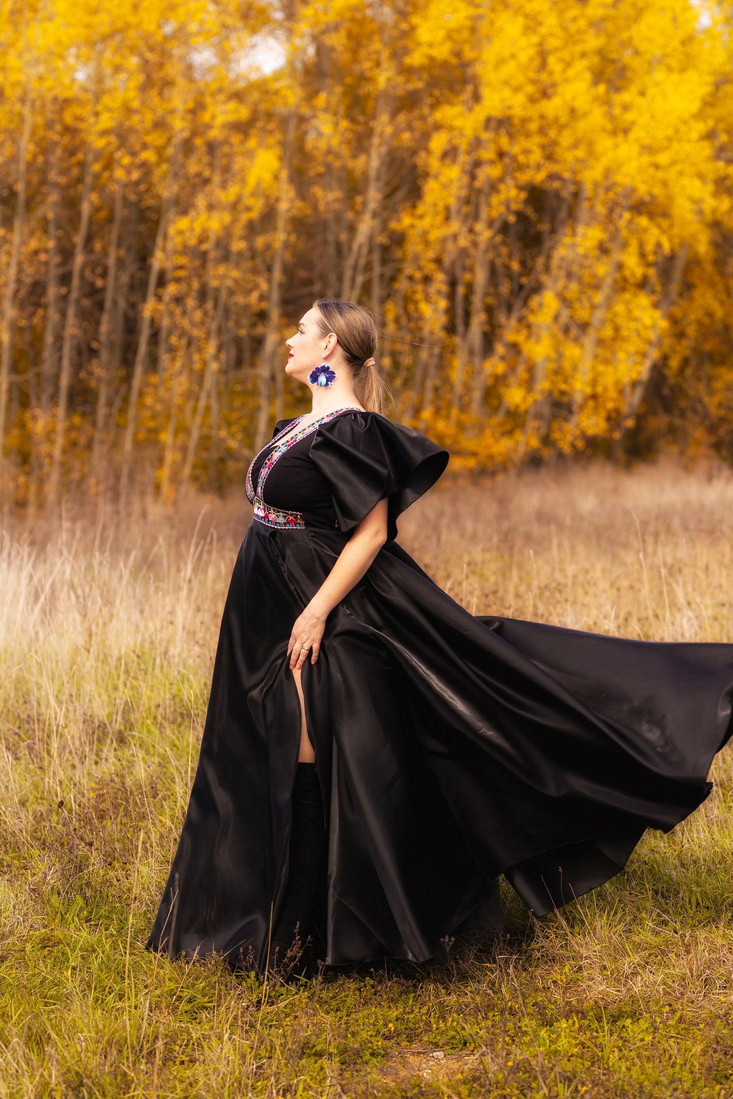 Čierne saténové šaty Pozdišovská karička