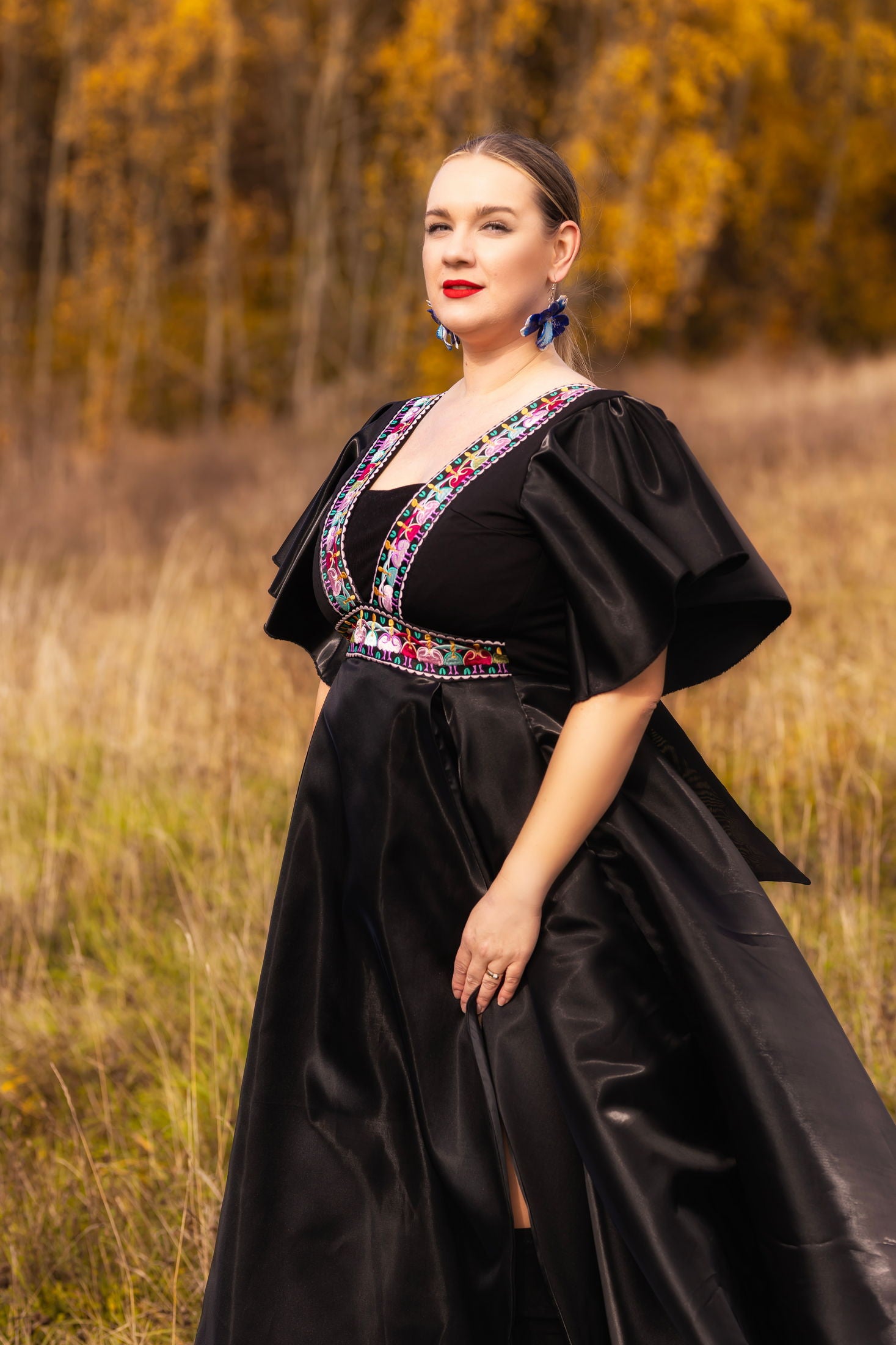 Čierne saténové šaty Pozdišovská karička