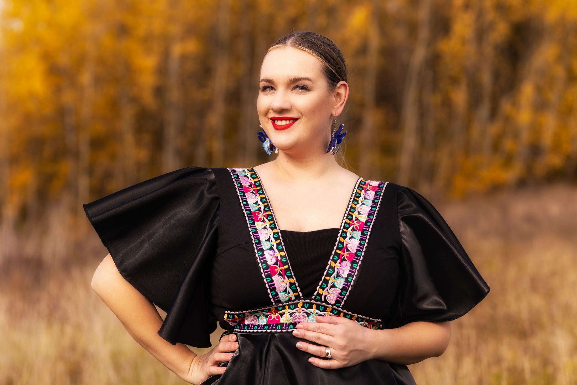 Čierne saténové šaty Pozdišovská karička