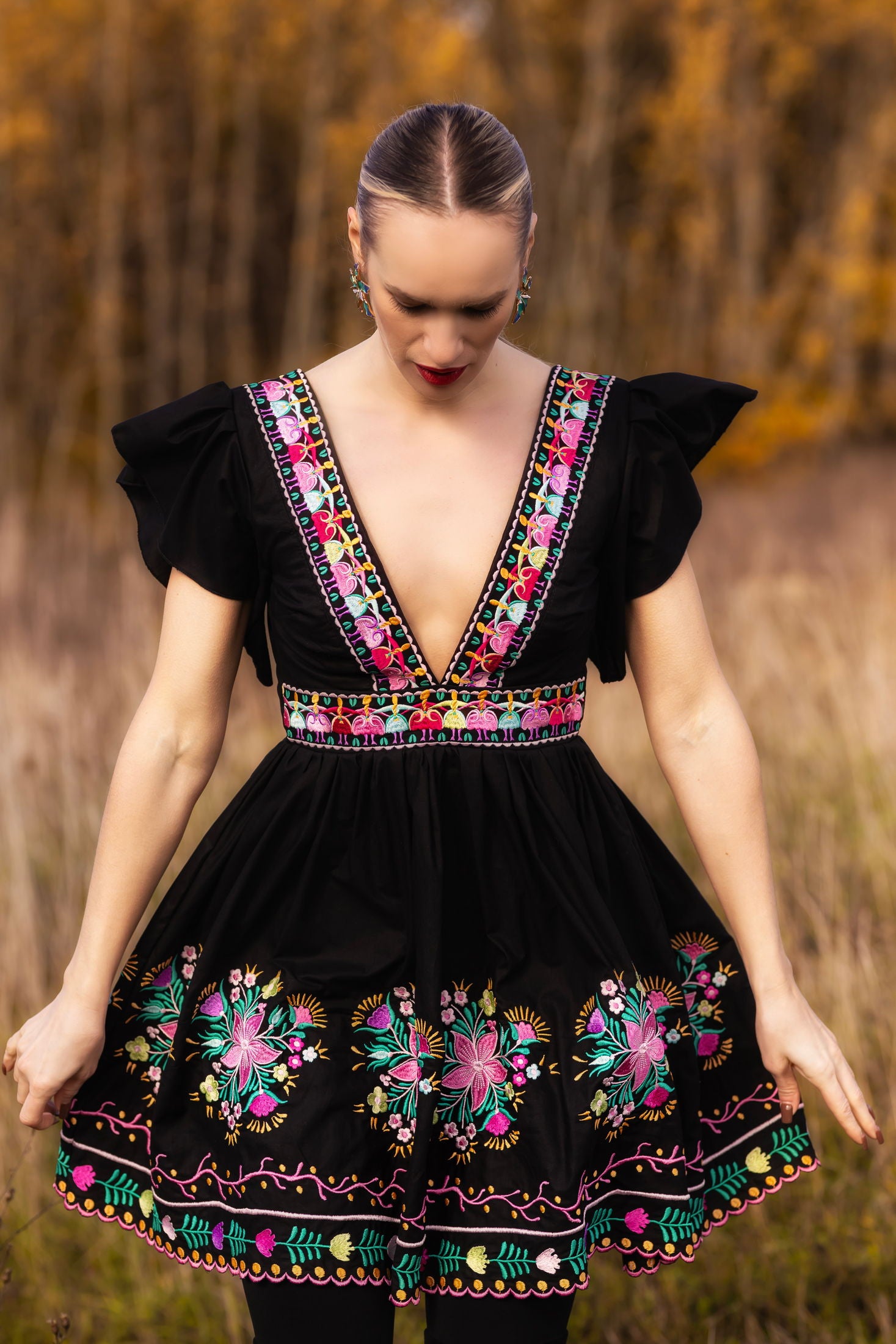 Čierne vyšívané šaty Pozdišovská karička