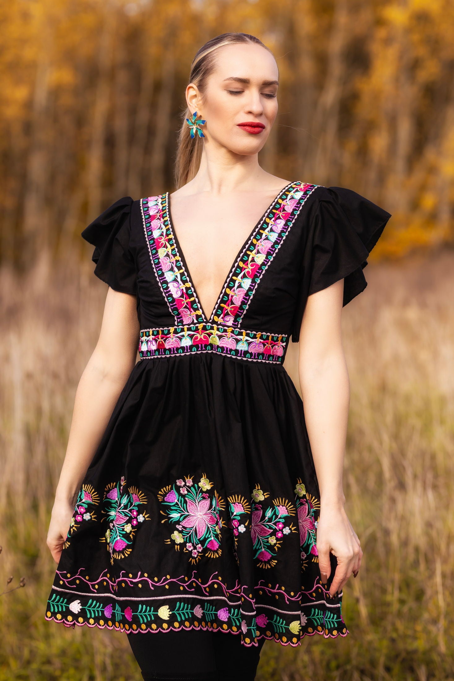 Čierne vyšívané šaty Pozdišovská karička