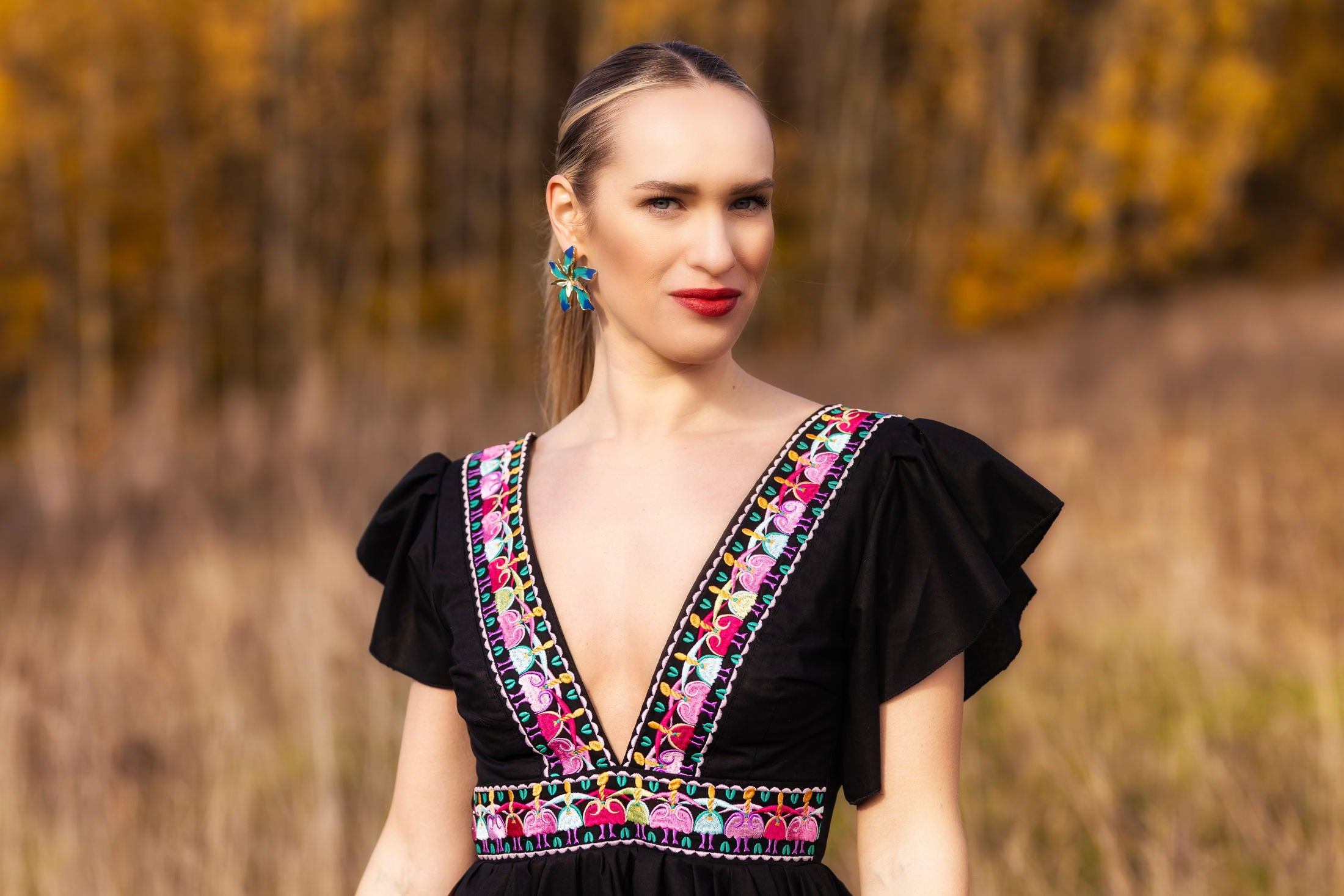 Čierne vyšívané šaty Pozdišovská karička