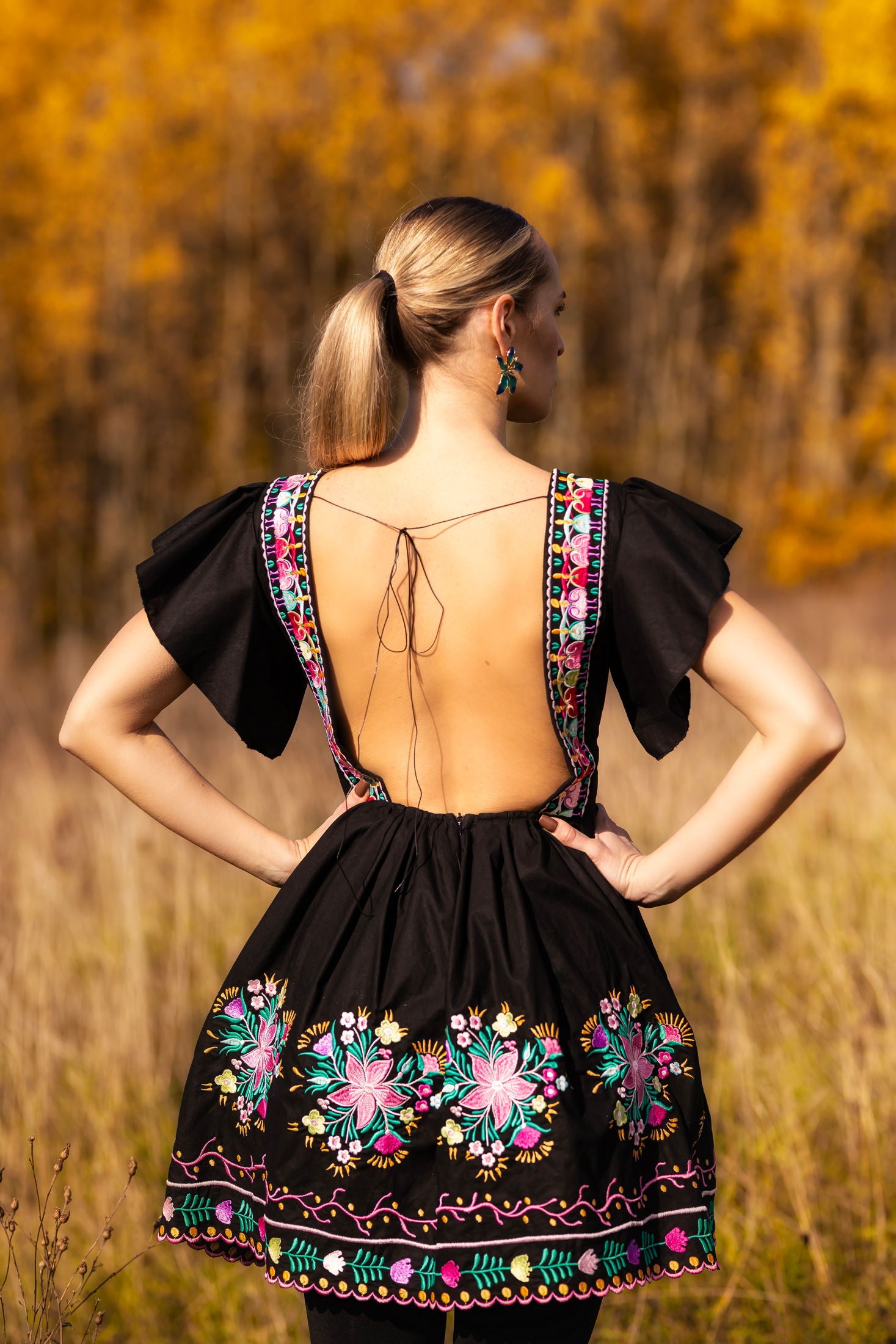 Čierne vyšívané šaty Pozdišovská karička