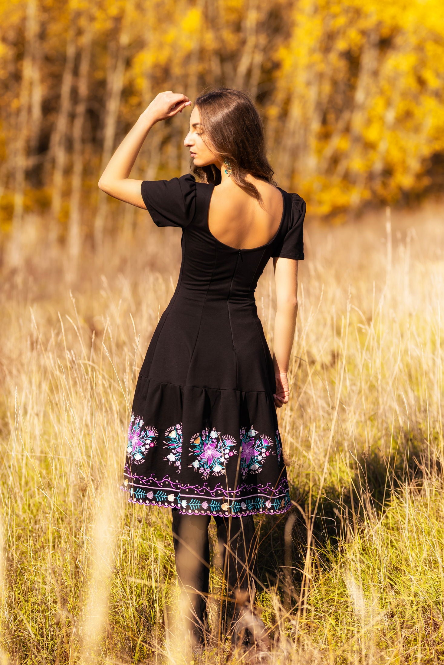 Čierne vyšívané šaty Pozdišovská karička