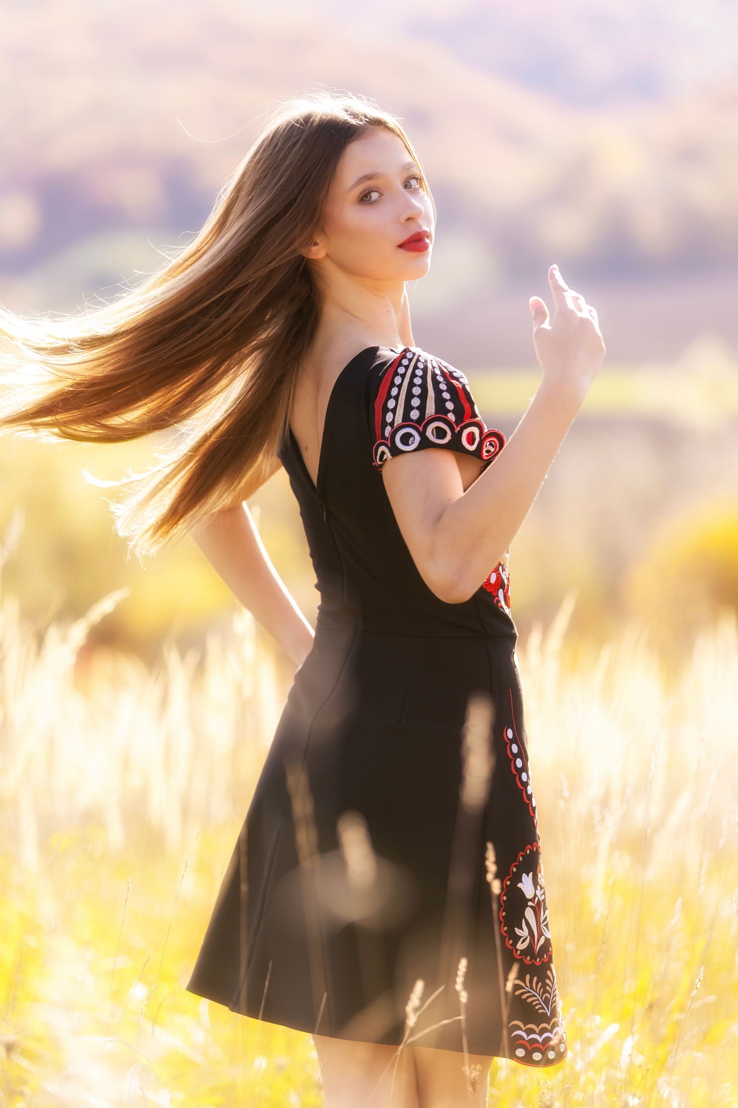 Čierne vyšívané mini šaty Pozdišovská karička