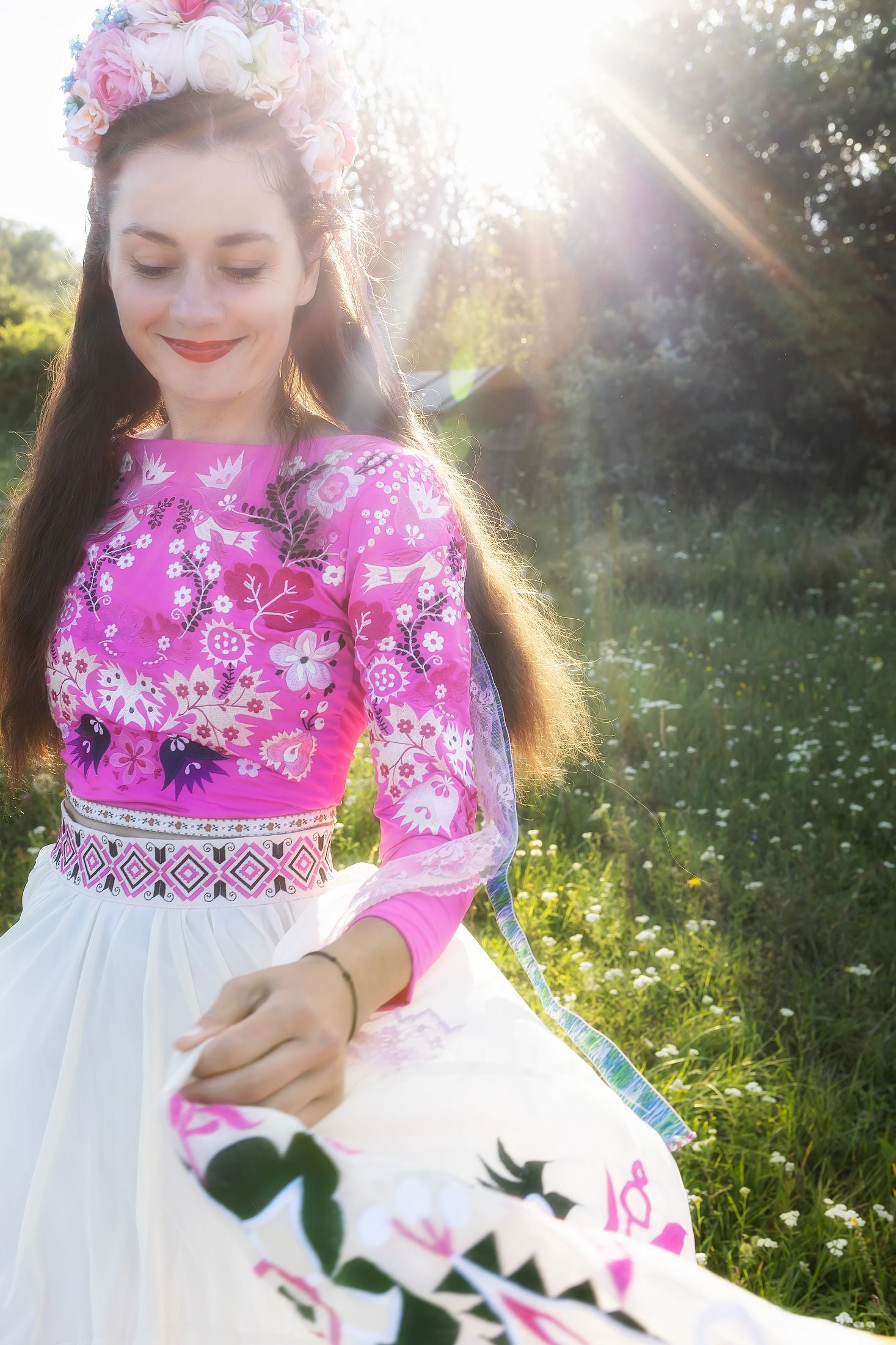 Vyšívaný crop top Sága krásy