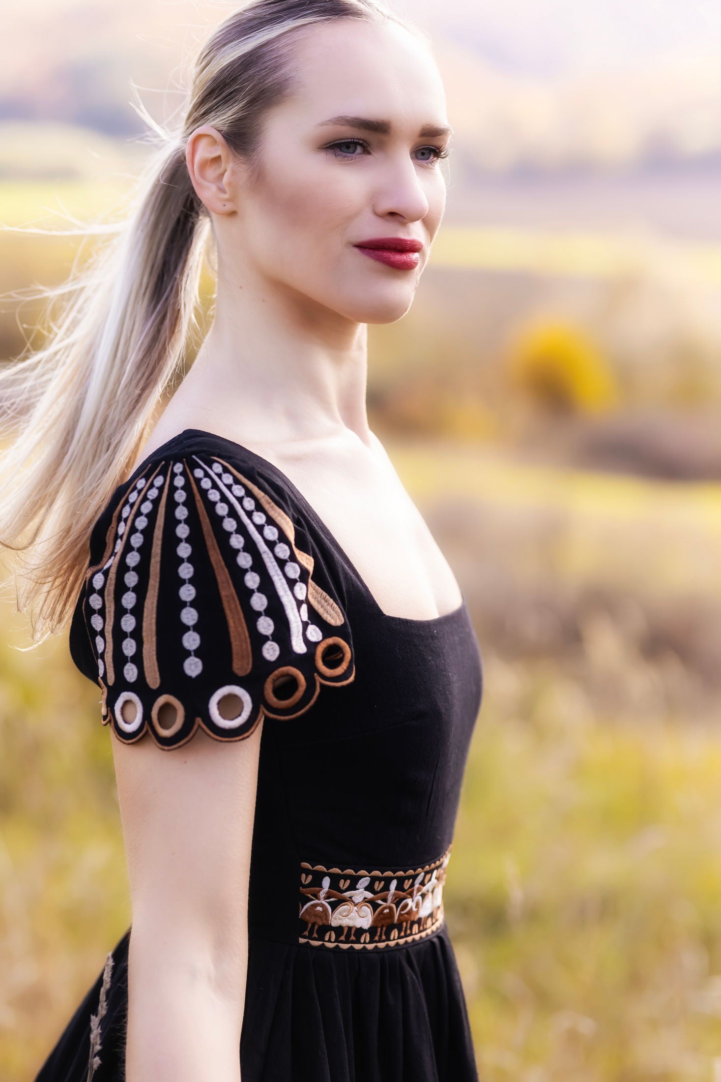 Čierne vyšívané šaty Pozdišovská karička