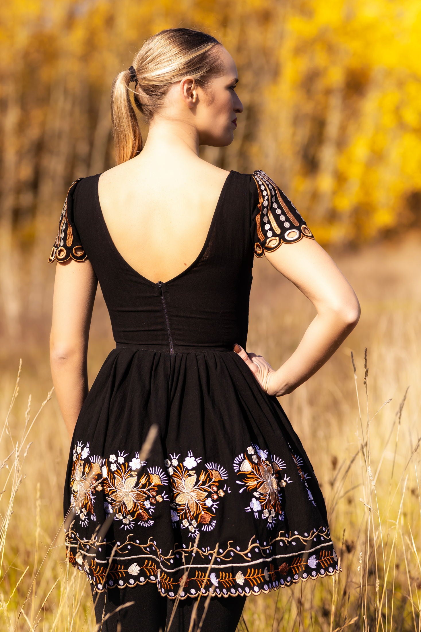 Čierne vyšívané šaty Pozdišovská karička