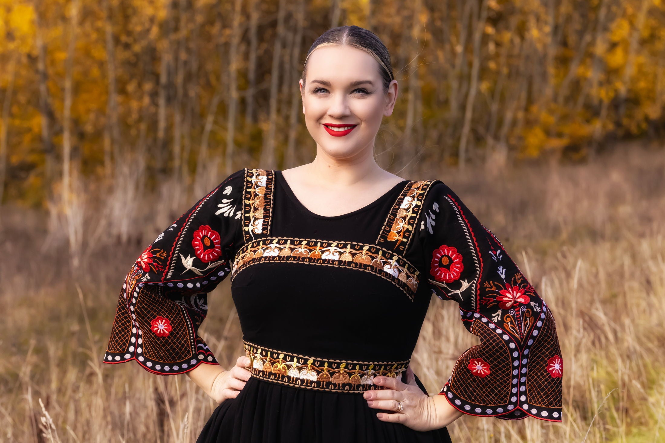 Čierne vyšívané tričko Pozdišovská karička