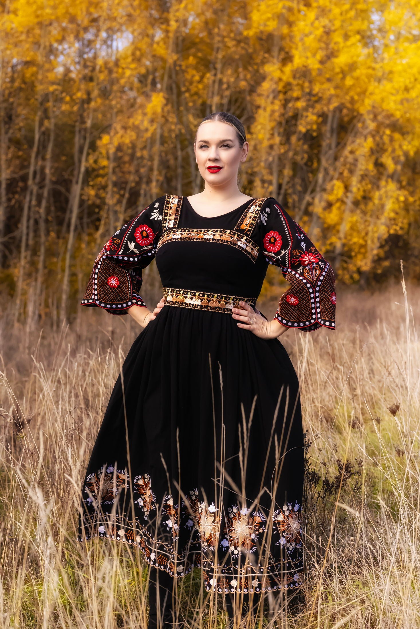 Čierne vyšívané tričko Pozdišovská karička