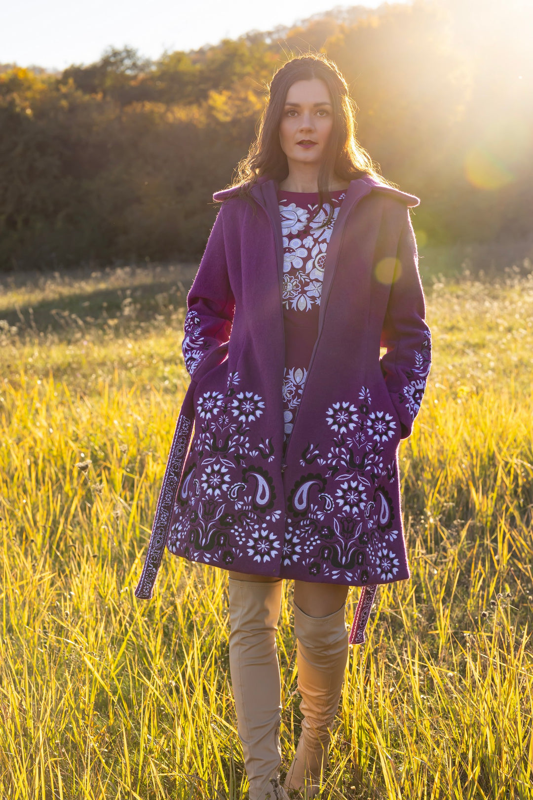 Fialový vyšívaný kabát Slavianka