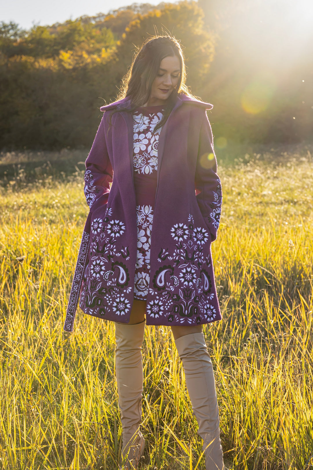 Fialový vyšívaný kabát Slavianka