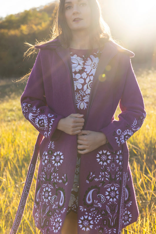 Fialový vyšívaný kabát Slavianka