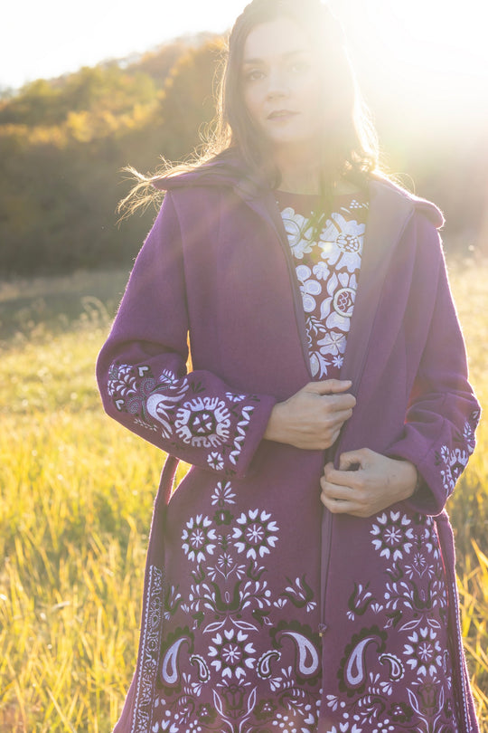 Fialový vyšívaný kabát Slavianka