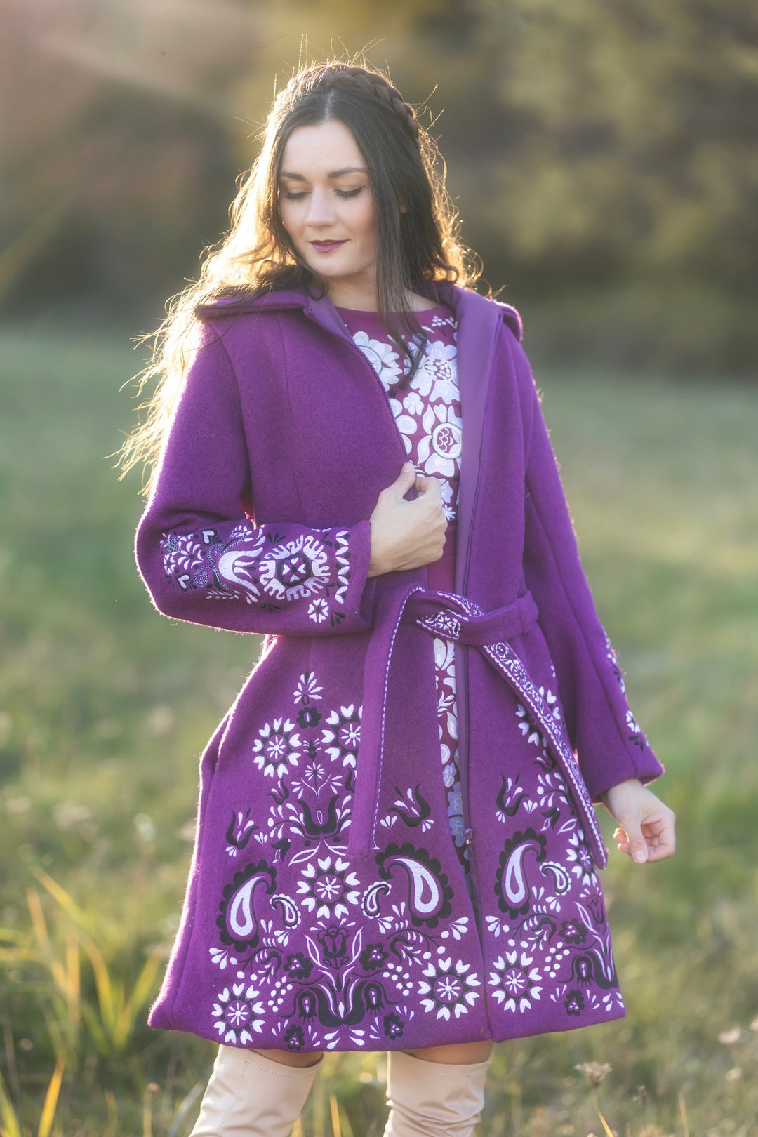 Fialový vyšívaný kabát Slavianka