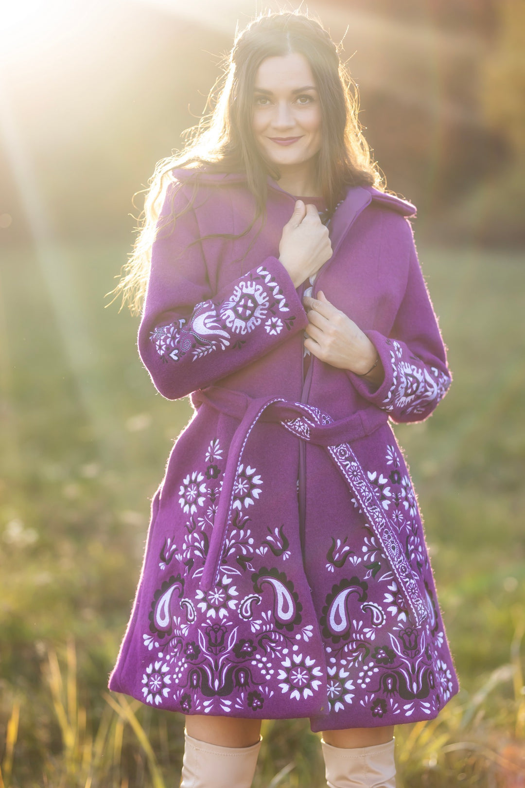 Fialový vyšívaný kabát Slavianka