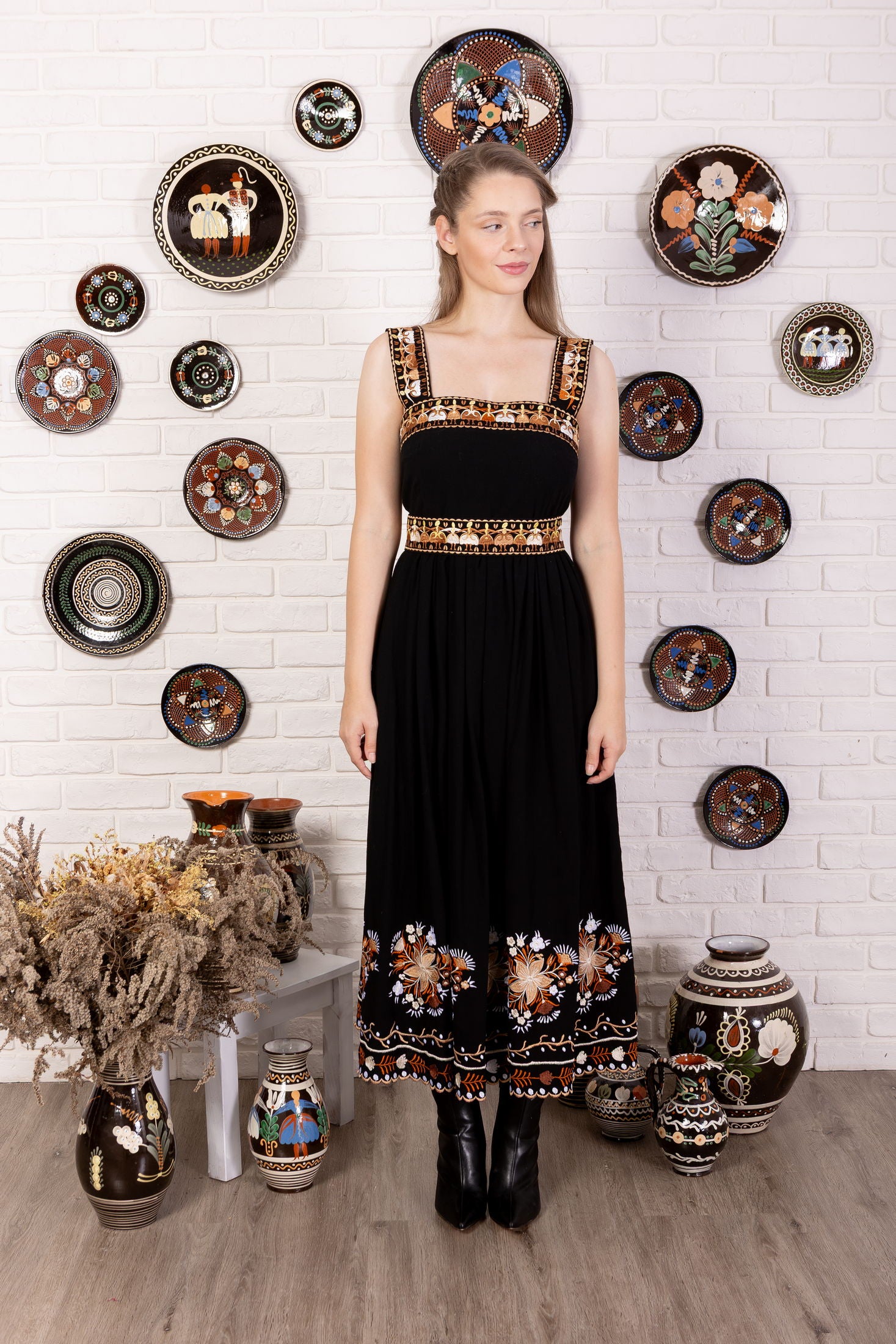 Čierne vyšívané šaty Pozdišovská karička