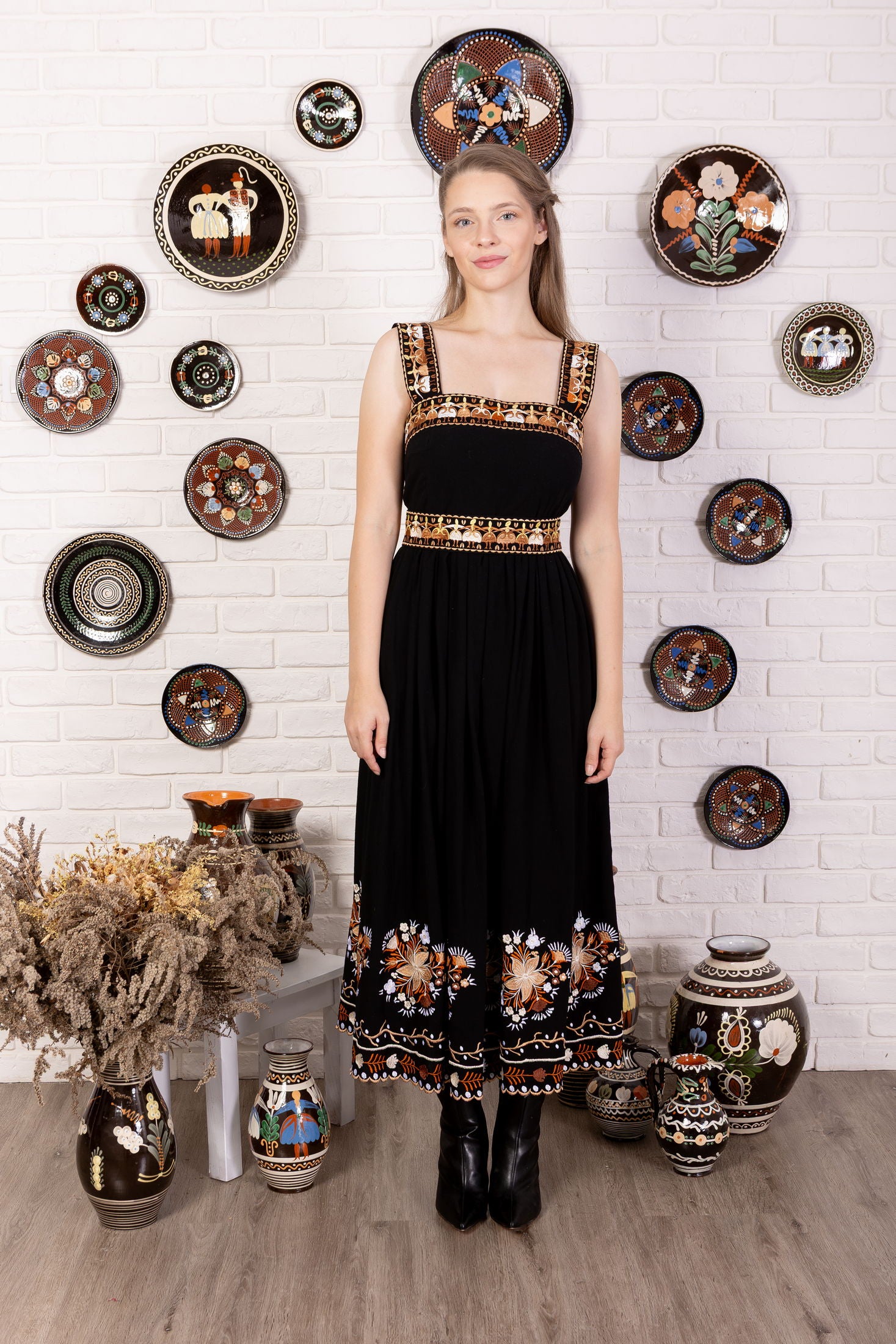 Čierne vyšívané šaty Pozdišovská karička