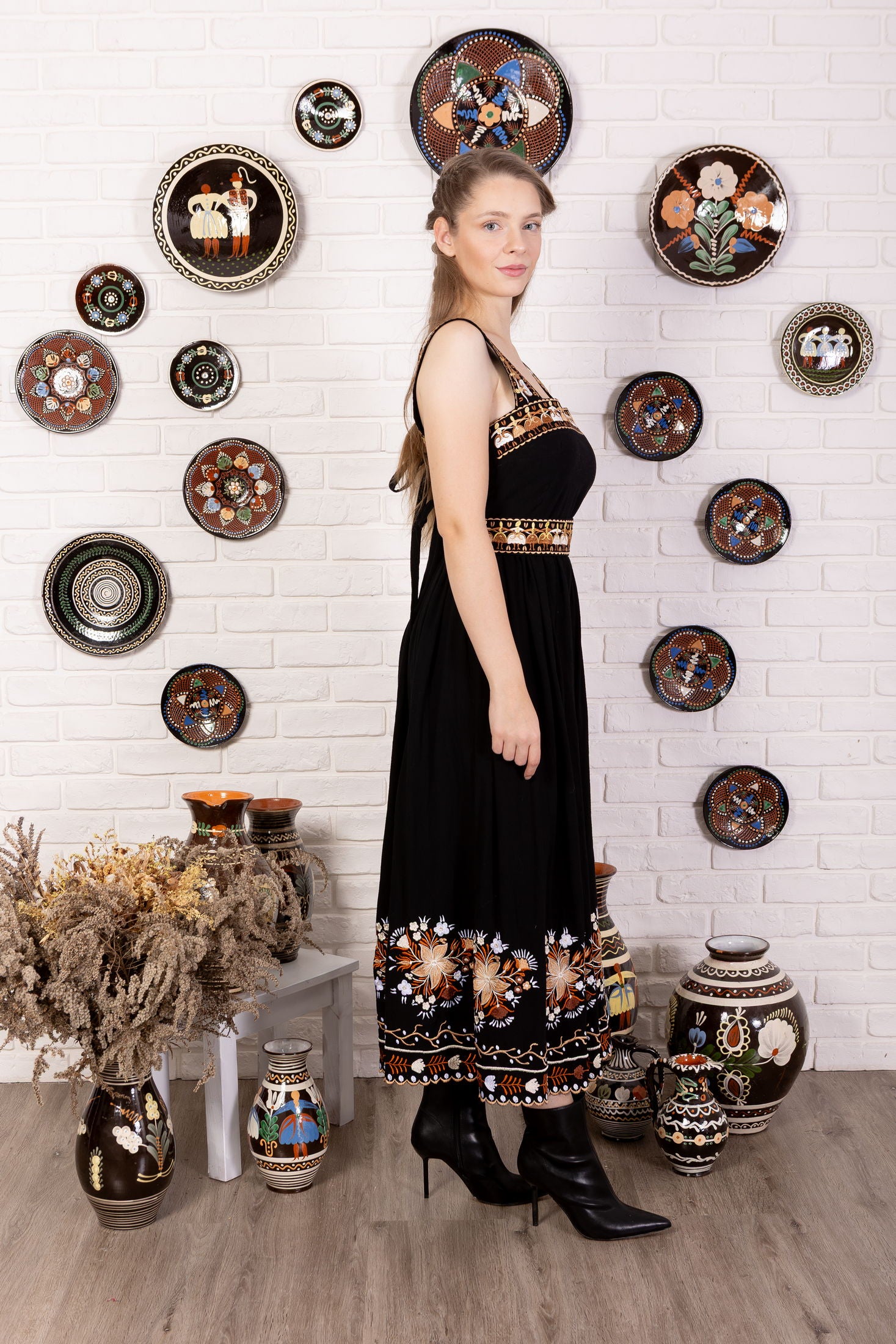 Čierne vyšívané šaty Pozdišovská karička