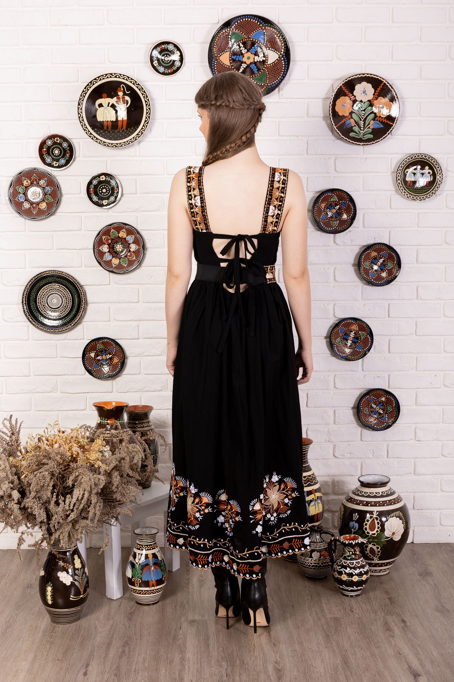 Čierne vyšívané šaty Pozdišovská karička