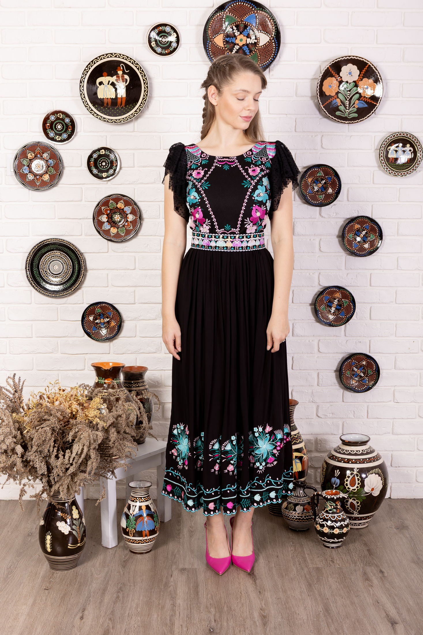 Čierne vyšívané šaty Pozdišovská karička