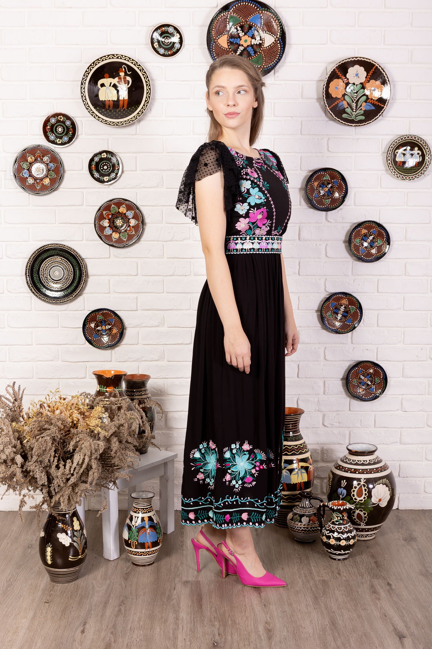 Čierne vyšívané šaty Pozdišovská karička