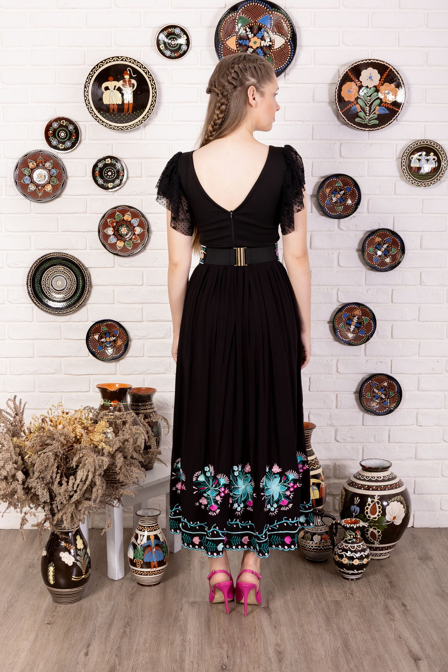 Čierne vyšívané šaty Pozdišovská karička