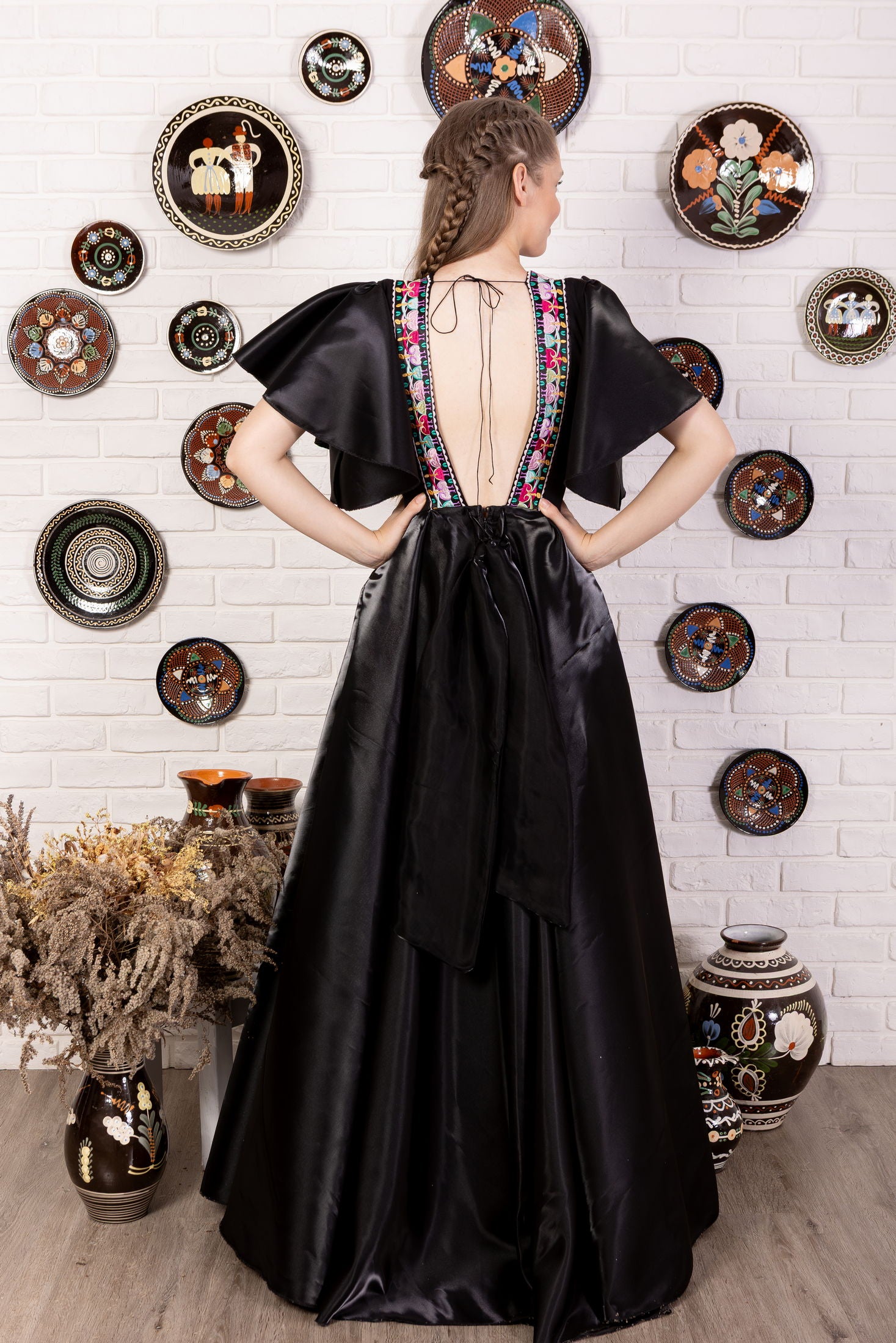 Čierne saténové šaty Pozdišovská karička